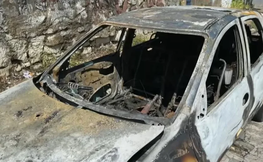Carro é destruído por incêndio na Ladeira Bonfim, em Maceió; motorista escapa sem ferimentos