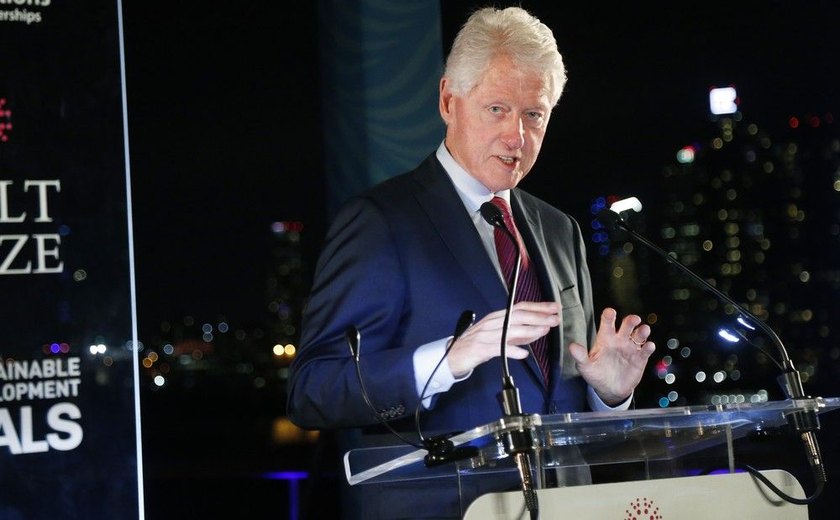 Em evento em SP, Bill Clinton pede a brasileiros que não votem movidos pela raiva