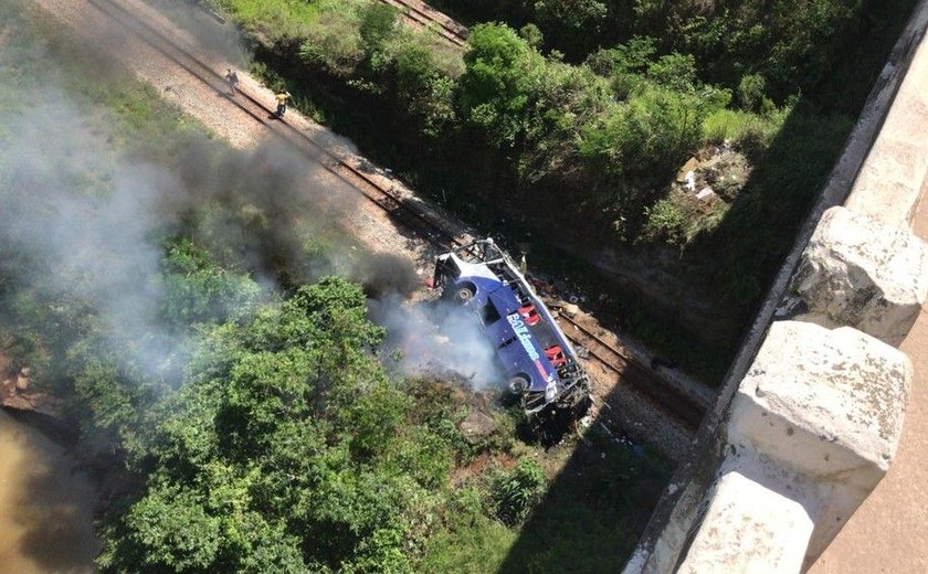 Ônibus com placa de Alagoas cai de viaduto na BR-381 no interior de Minas Gerais
