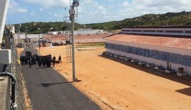 Após tensão, PM e agentes penitenciários entram no presídio de Alcaçuz