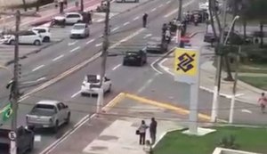 Carreata de apoiadores de Bolsonaro pede reabertura do Comércio