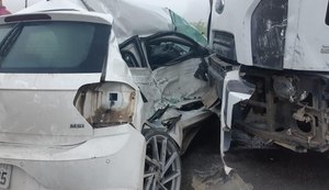 Colisão entre caminhão caçamba e carro de passeio deixa um morto na BR-316