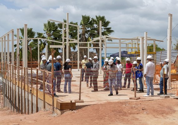 Moradores visitam obras do Projeto Integração Urbana e Desenvolvimento dos Flexais