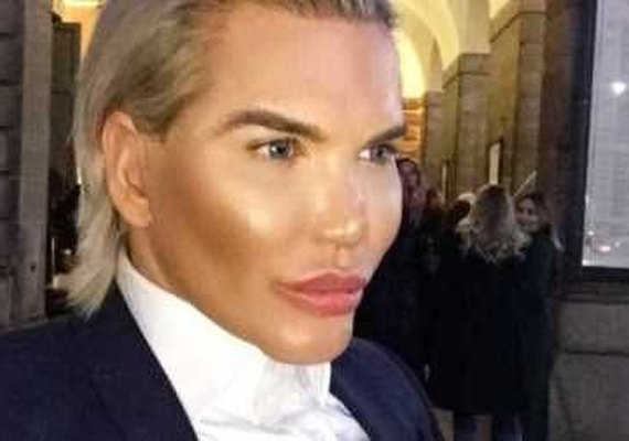 Ken Humano é preso em aeroporto por não se parecer com ele mesmo