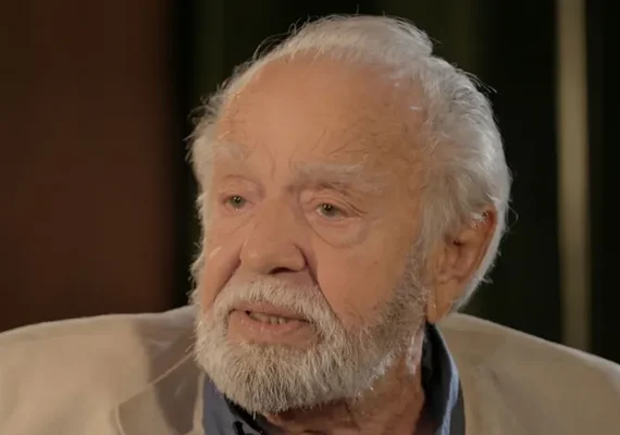 Ator Emiliano Queiroz é internado com quadro de pneumonia no Rio