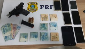 Homens são detidos pela PRF com mandado de prisão em aberto e porte ilegal de arma