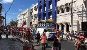 Integrantes de movimentos sociais fazem marcha no Dia Internacional da Mulher