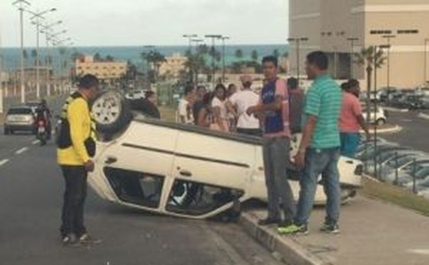 Condutor perde o controle na Josefa de Melo e carro capota ao lado de shopping