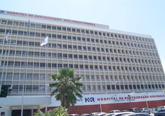 Turista mordido por tubarão é retirado da sedação e apresenta melhora