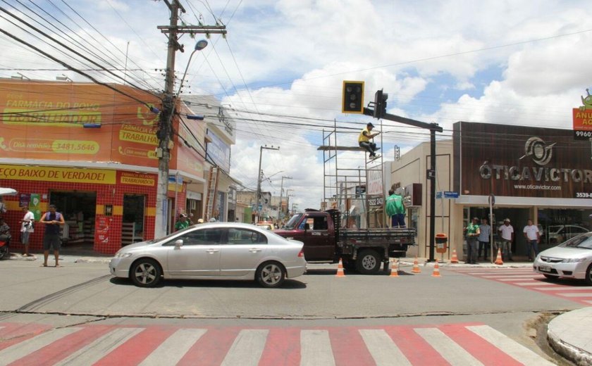 Prefeitura prioriza mobilidade urbana e reinstala semáforo no Centro