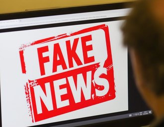Fake news e ataques enfraquecem a democracia, alerta jornalista sobre eleições