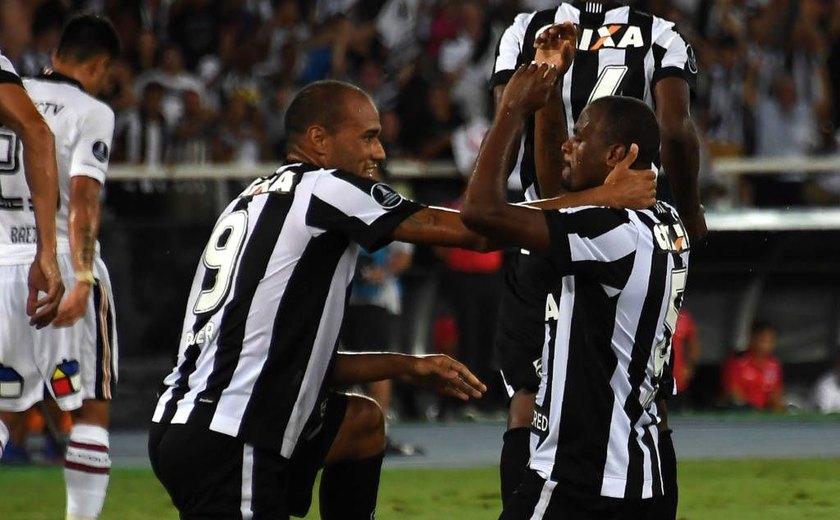 Botafogo vence Colo-Colo e larga em vantagem na Libertadores
