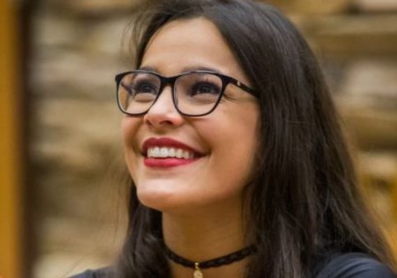 Ex-BBB Emilly despreza tia passando necessidades e ainda esconde irmã que foi presa