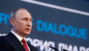 Vladimir Putin diz que é um 'erro' tentar piorar relações com os EUA