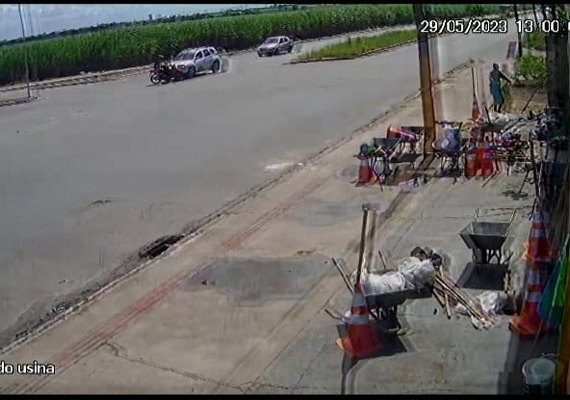 Vídeo: câmera de videomonitoramento mostra exato momento de colisão entre carro e moto no Benedito Bentes