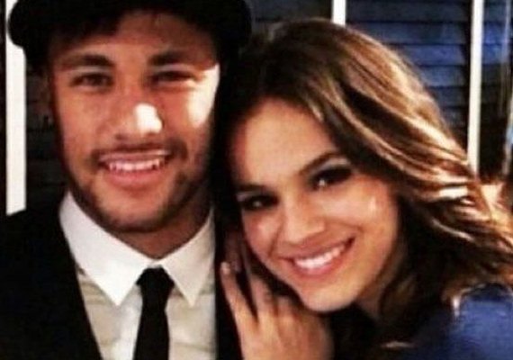Marquezine volta a Barcelona para encontrar Neymar e vai em show de Justin Bieber