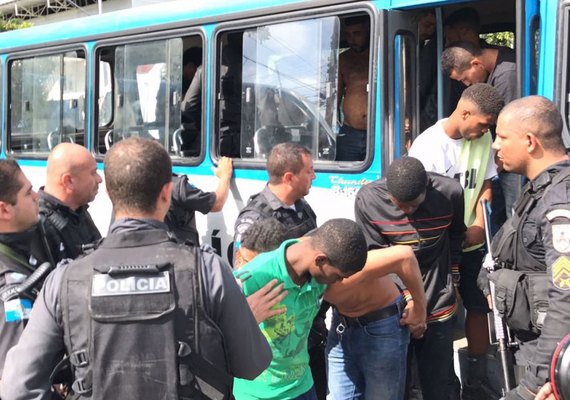 Ônibus são incendiados em vias após ação da PM com 40 presos no RJ