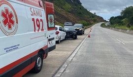 Colisão entre dois carros de passeio deixa um ferido na BR-101