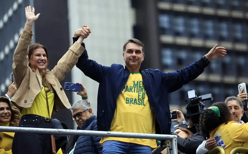 Flávio Bolsonaro propõe enxugar Estado e endurecer ações de segurança
