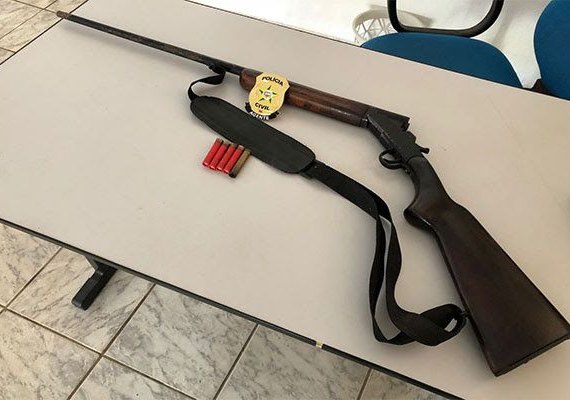 Homem é preso com espingarda em Taquarana