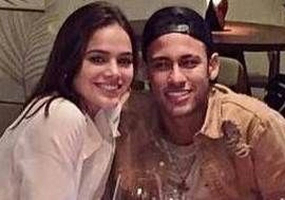 Marquezine e Neymar aparecem agarradinhos em foto durante almoço em Barcelona