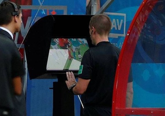 Protagonista na 1ª fase, VAR vira coadjuvante nos mata-matas
