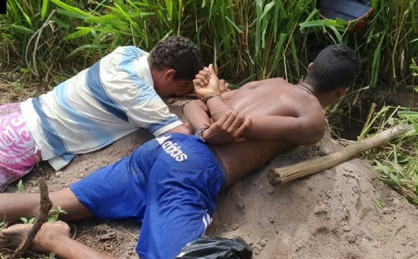 Em Arapiraca, jovens são detidos tentando enterrar dez quilos de maconha
