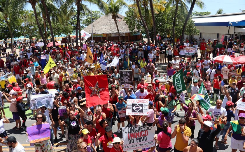 Ato em defesa da democracia reúne movimentos sociais e lideranças políticas em Maceió