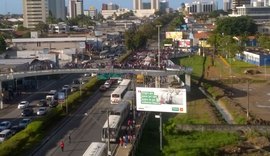 Cepa: Sem transporte escolar há vários dias, alunos bloqueiam na Fernandes Lima