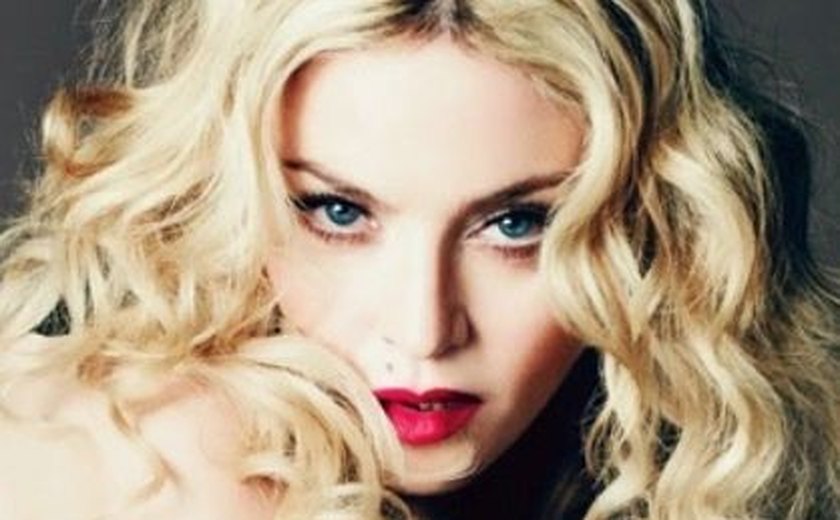 Em foto polêmica, Madonna chama mulheres para marcha contra Donald Trump