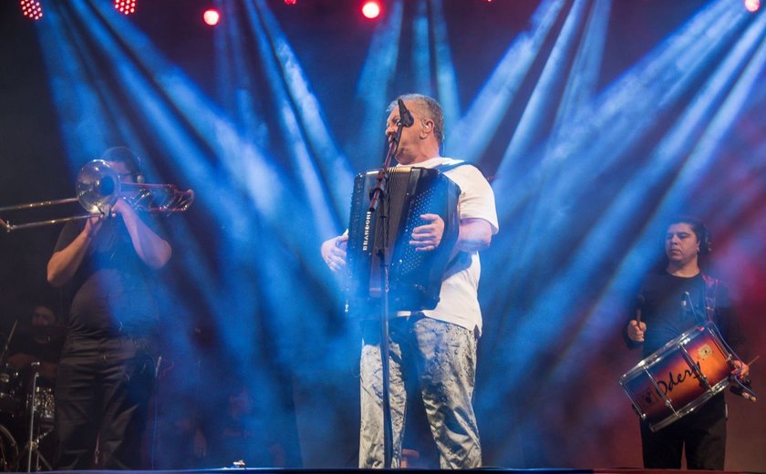 Flávio José e artistas locais animam São João de Maceió