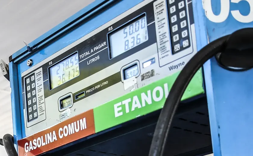 Petrobras reduz preço da gasolina em 4,9% a partir de terça-feira