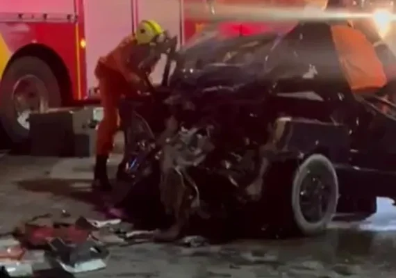 Motorista fica preso às ferragens após colisão entre carro e caminhão na BR-104