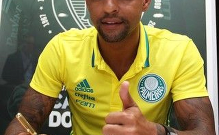 Palmeiras anunciou neste domingo a contratação do volante Felipe Melo