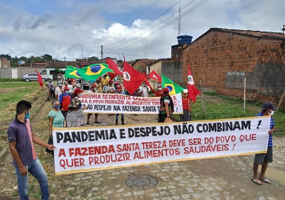 Ameaçadas de despejo, famílias acampadas fazem doação de alimentos em Alagoas