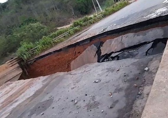 Trecho de ponte desaba e interdita BR-101 em Alagoas