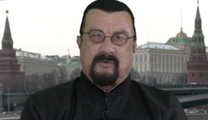 Seagal ressurge com novo visual, rosto 'emborrachado' e fãs se assustam