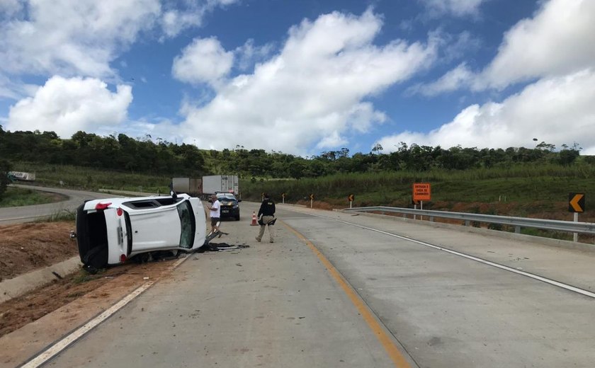 Vítimas ficam feridas após veículo bater em caminhão e capotar em Jequiá da Praia