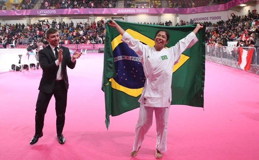 Valéria Kumizaki dá show na final e ganha o primeiro ouro do karatê