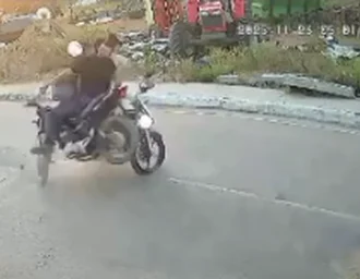 Câmera flagra colisão frontal entre motos e deixa três feridos em Craíbas