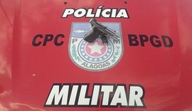 PM prende suspeito portando arma de fogo dentro de ônibus em Maceió