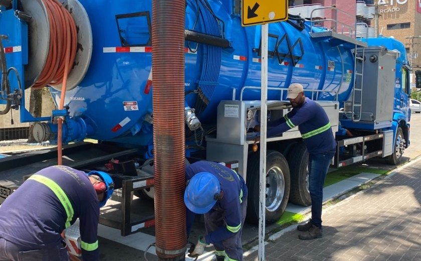 Infraestrutura realiza serviços de drenagem na orla da Ponta Verde
