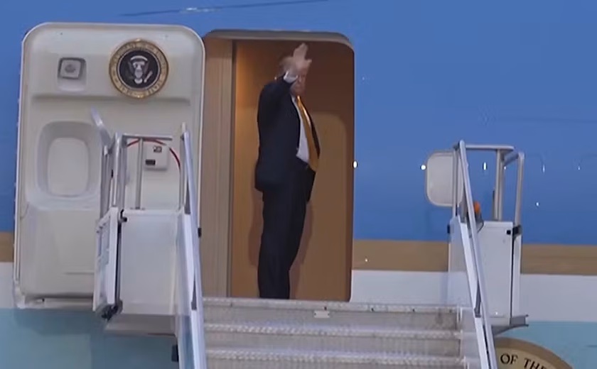 Sob ameaça do Irã, Trump usou caminhão para trocar de avião