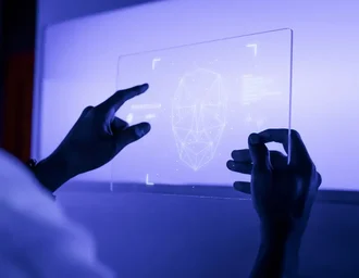 Flávio Bolsonaro e PL lideram uso indevido de inteligência artificial, diz observatório