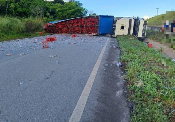 Carreta carregada de refrigerante tomba  em trecho da BR-101, em São Miguel dos Campos