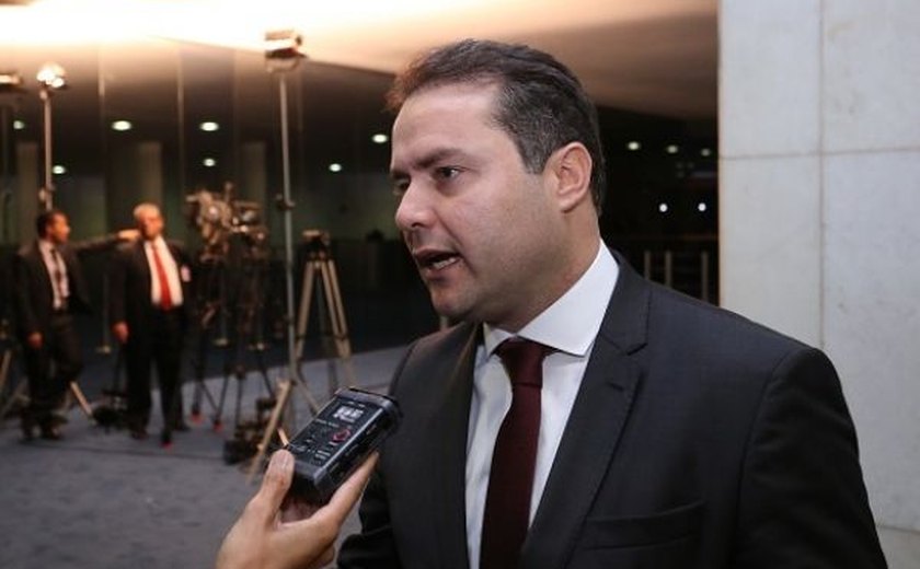 Governador Renan Filho confirma abertura de novos concursos públicos