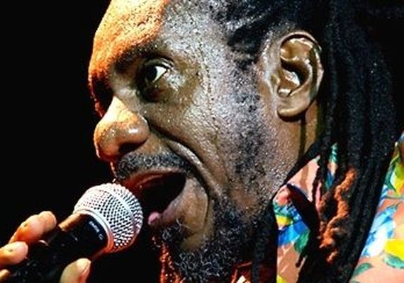 Luiz Melodia recebe alta do hospital após 3 meses internado