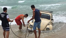 Fusca amanhece dentro do mar em praia de Florianópolis