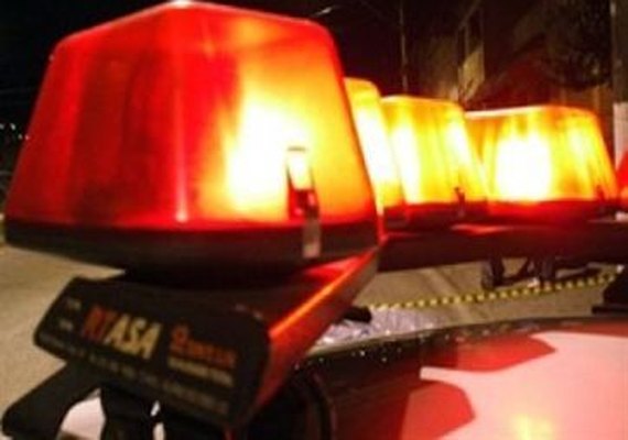 Polícia Militar resgata duas crianças que estavam andando na rua tarde da noite