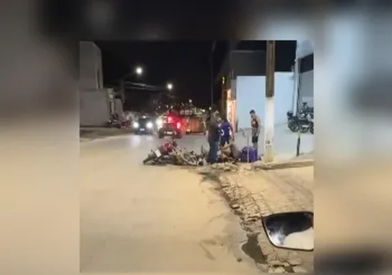 Imagens de câmera de segurança registra colisão frontal entre motocicletas e deixa dois feridos